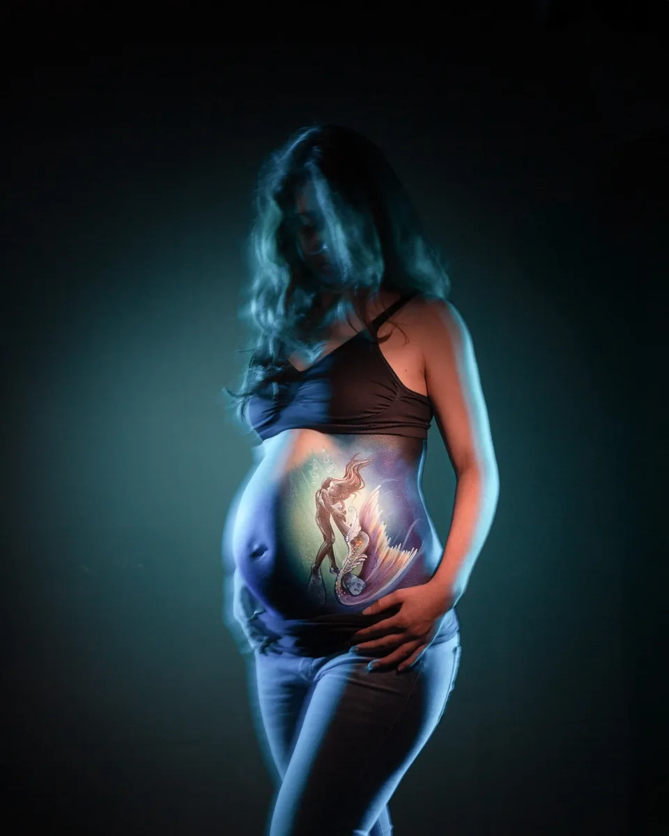 Babybauch Fotografie mit künstlerischem Bodypainting