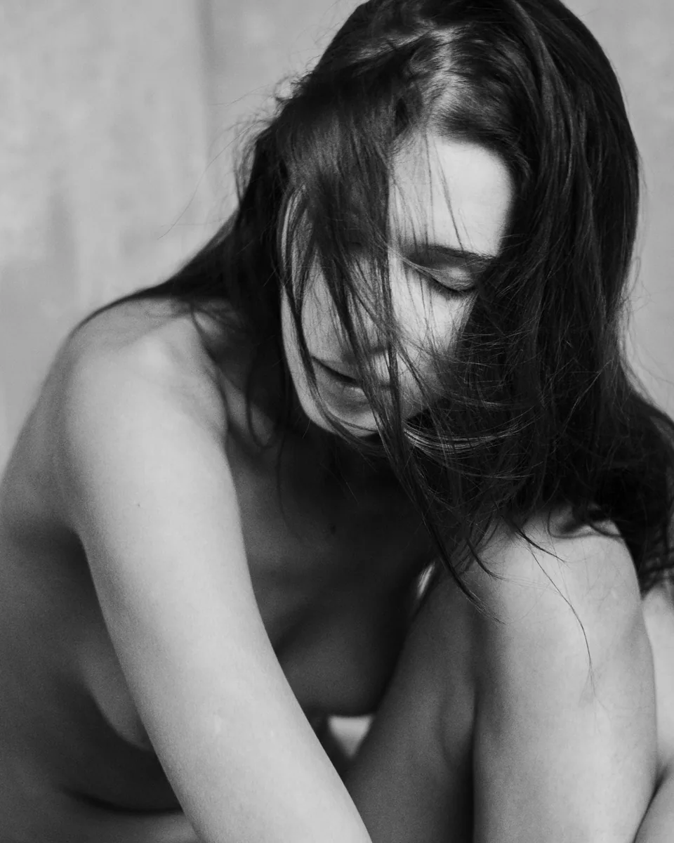 Schwarz-Weiß-Portrait einer sitzenden Frau bei einem Boudoir-Shooting