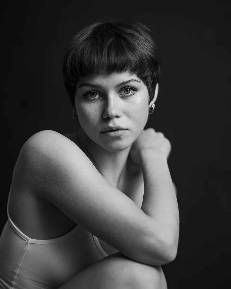 Schwarz-Weiß-Portrait einer Frau mit kurzen Haaren im Fotostudio Rostock