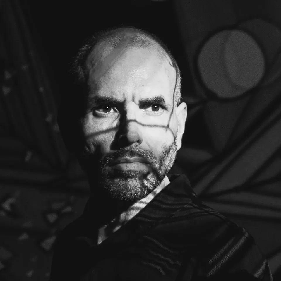 Schwarz-Weiß-Selbstportrait von Chris aus Rostock mit Licht- und Schattenmuster im Gesicht