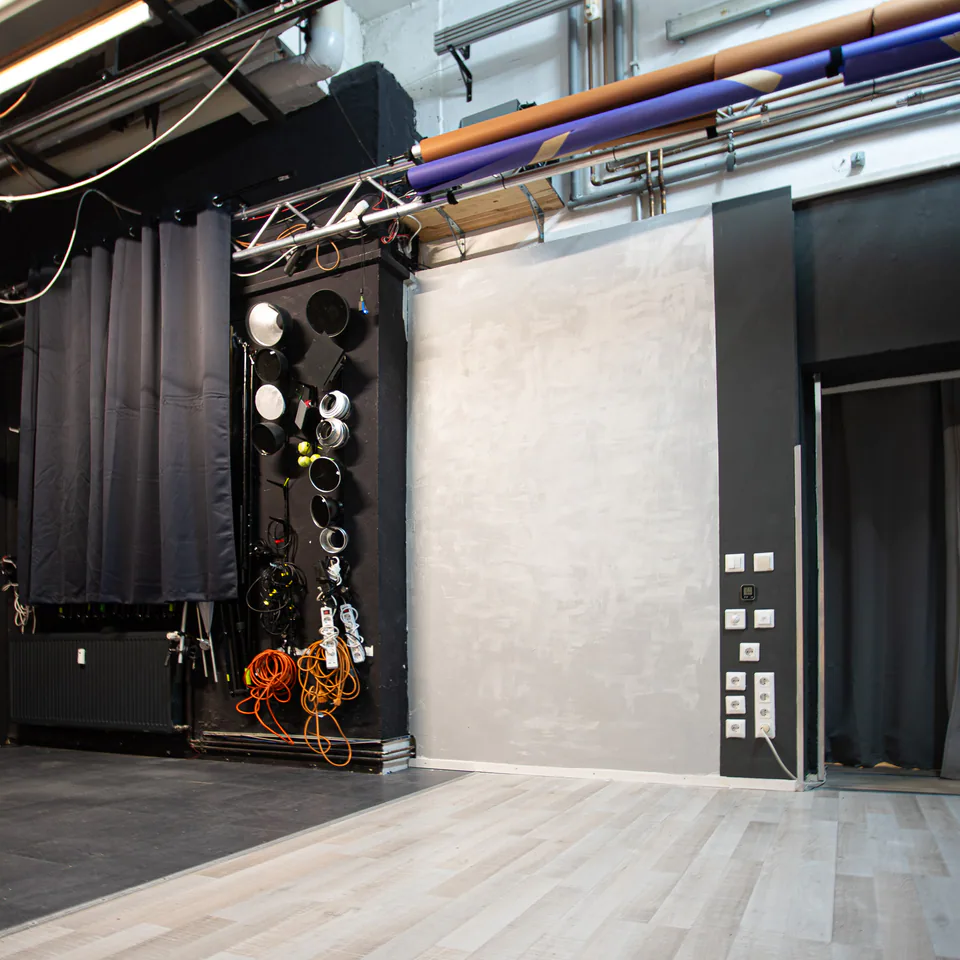 Fotoecke mit Hintergrundsystemen und Studioausrüstung im Fotostudio Rostock