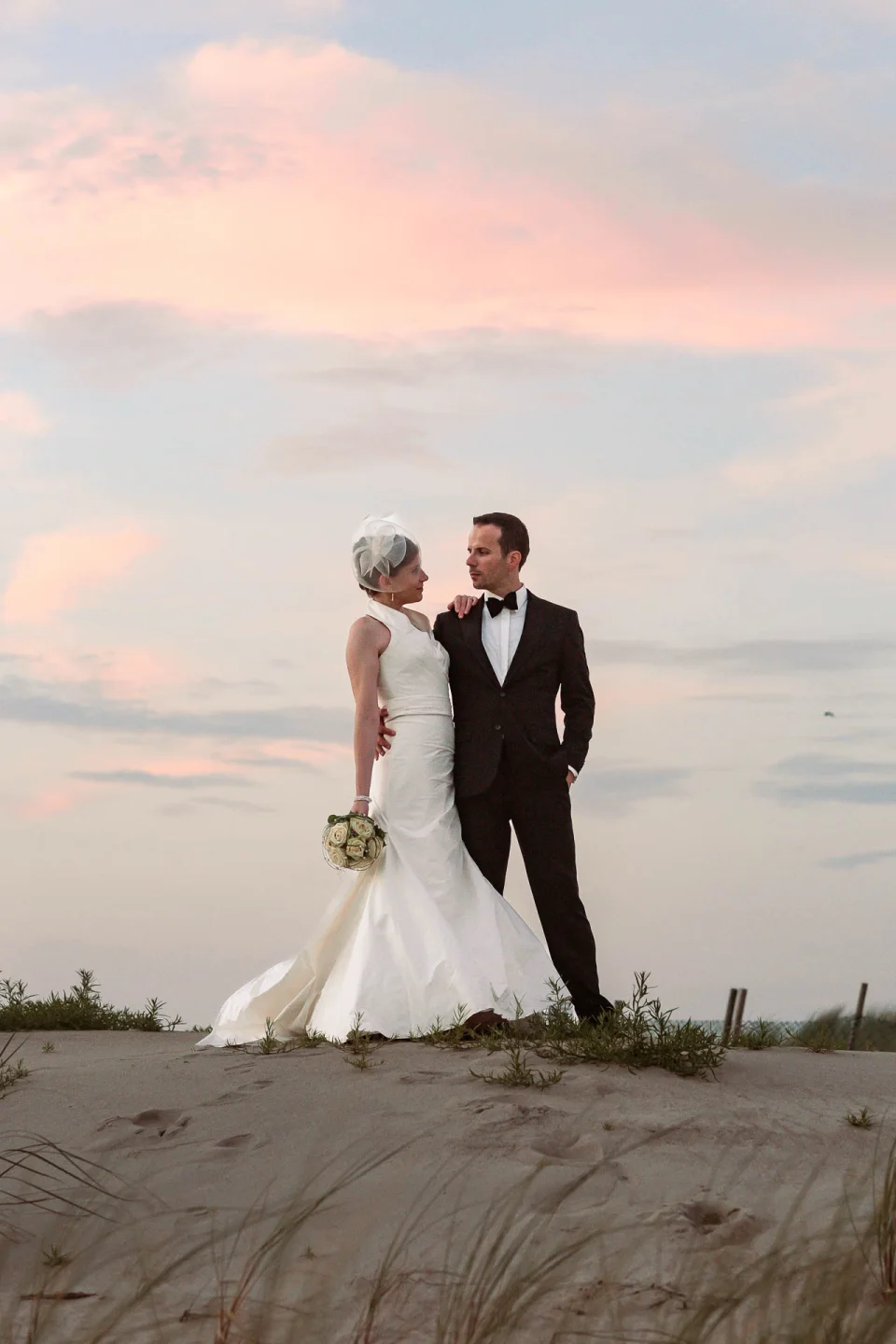 Brautpaar in den Dünen von Warnemünde bei Sonnenuntergang