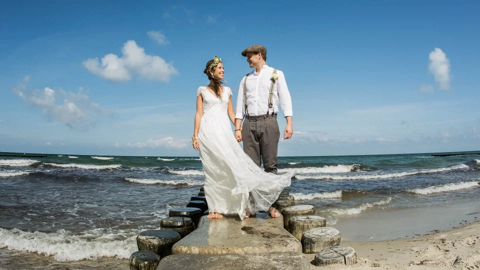 Wedding couple on the beach in Ahrenshoop in the wind and waves
