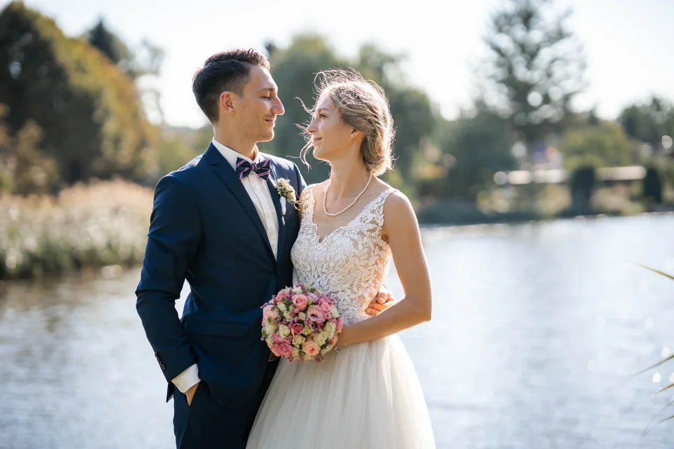 A wedding photo by a lake in Mecklenburg-Vorpommern