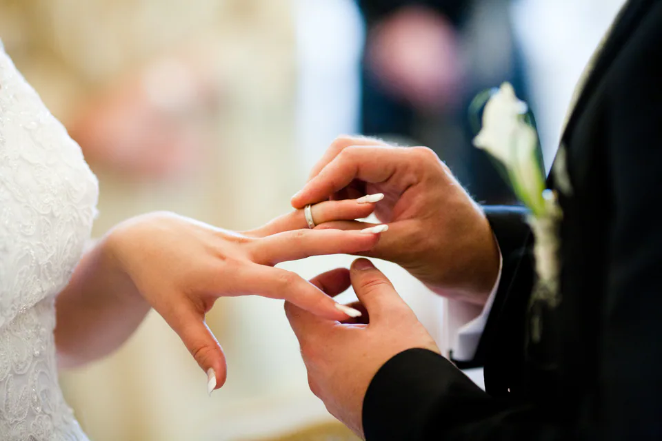 Ein Ring wird an einen Finger gesteckt