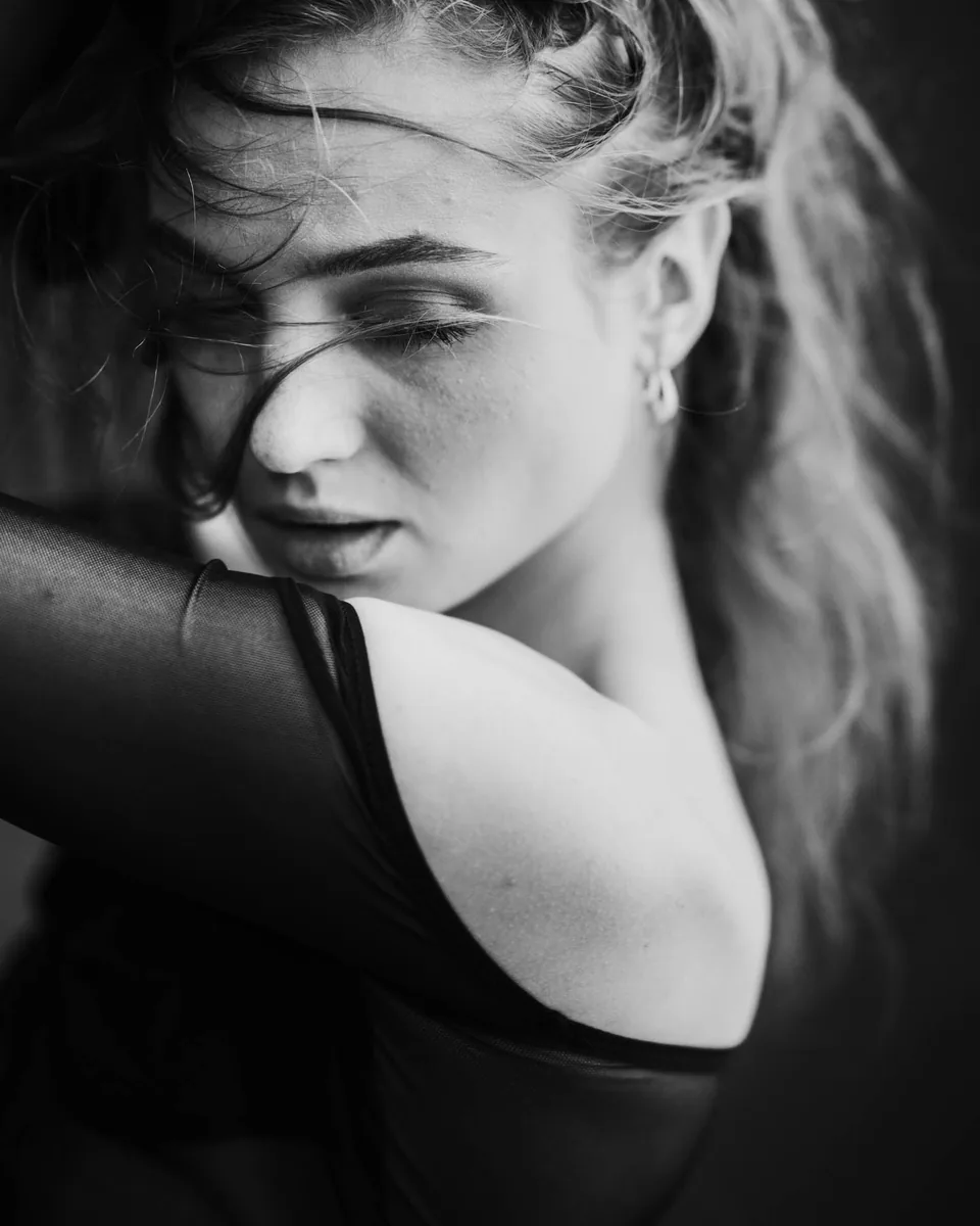 Schwarz-Weiß-Portrait einer Frau mit Blick über die Schulter