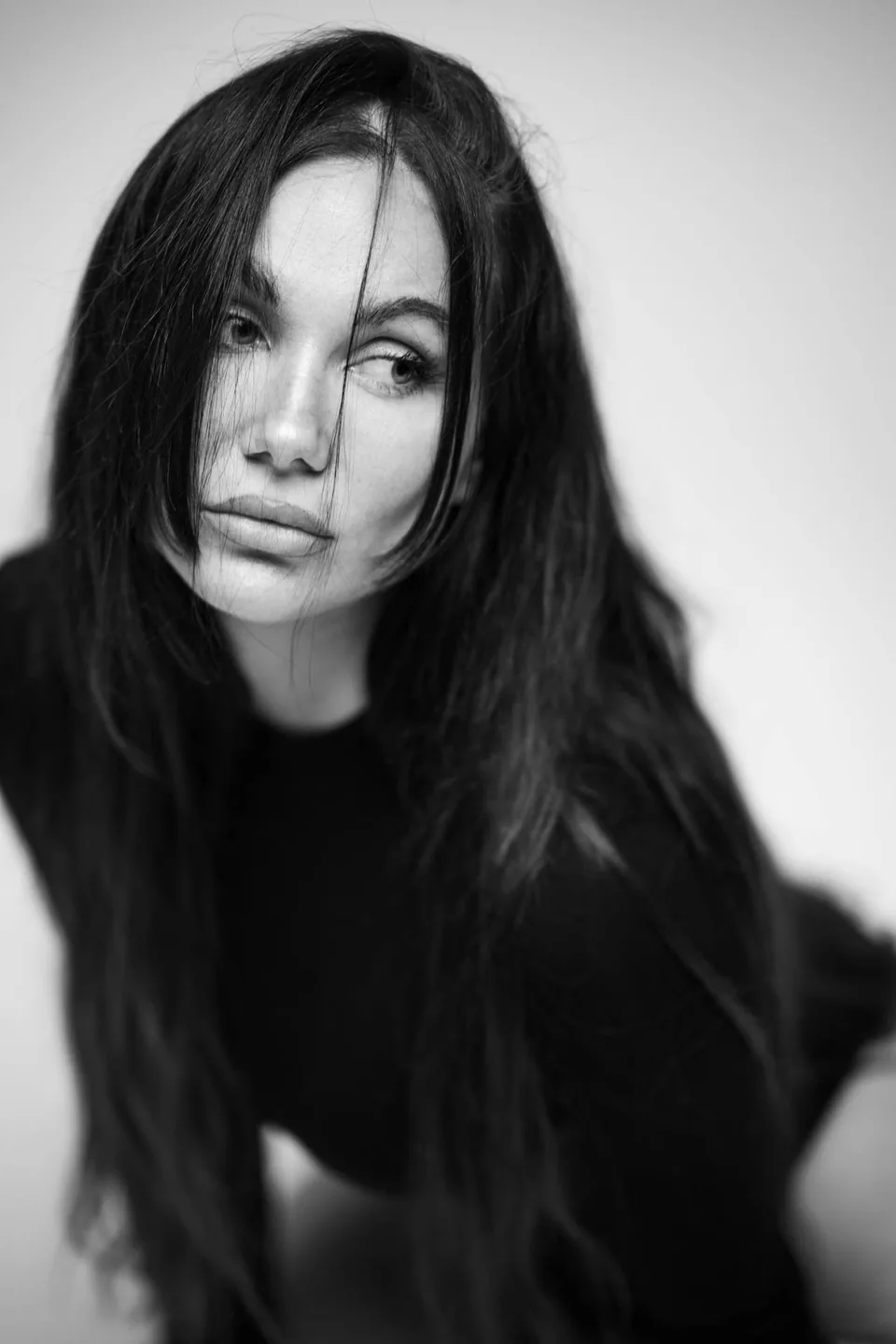 Nahes Schwarz-Weiß-Portrait einer Frau mit dunklen Haaren im Fotostudio Rostock