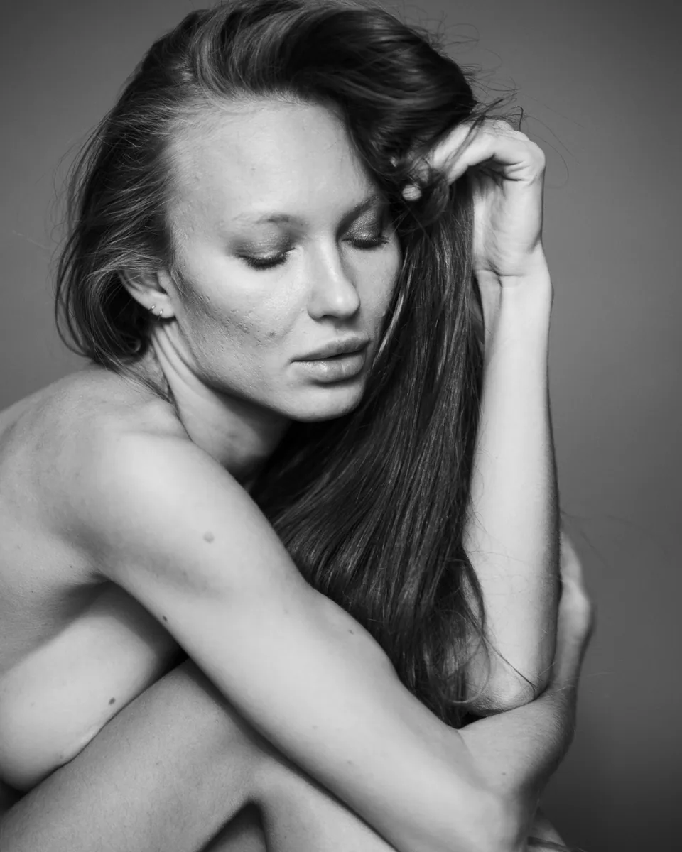 Nahes Schwarz-Weiß-Portrait einer Frau mit geschlossenen Augen und langem Haar