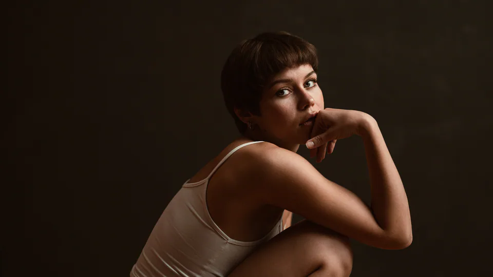 Portrait einer Frau mit kurzen Haaren in warmem Studiolicht in Rostock