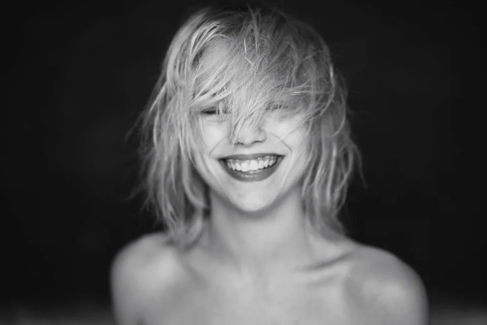 Schwarzweißes Portrait einer lächelnden Frau