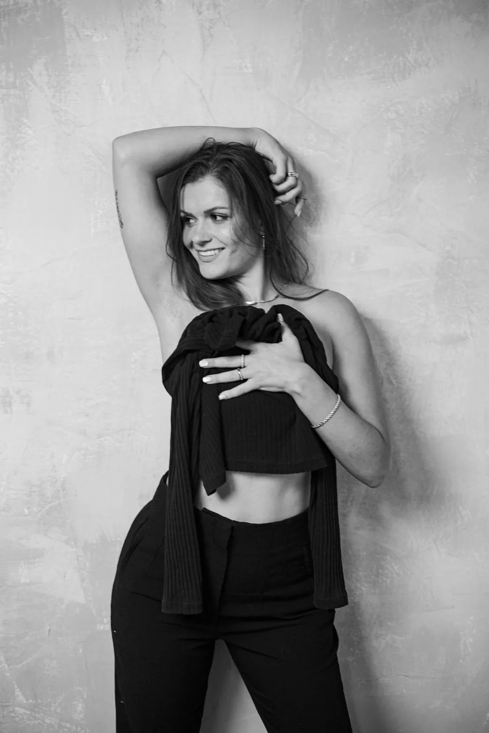 Lächelnde Frau mit schwarzem Tuch bei einem Portraitshooting in Rostock