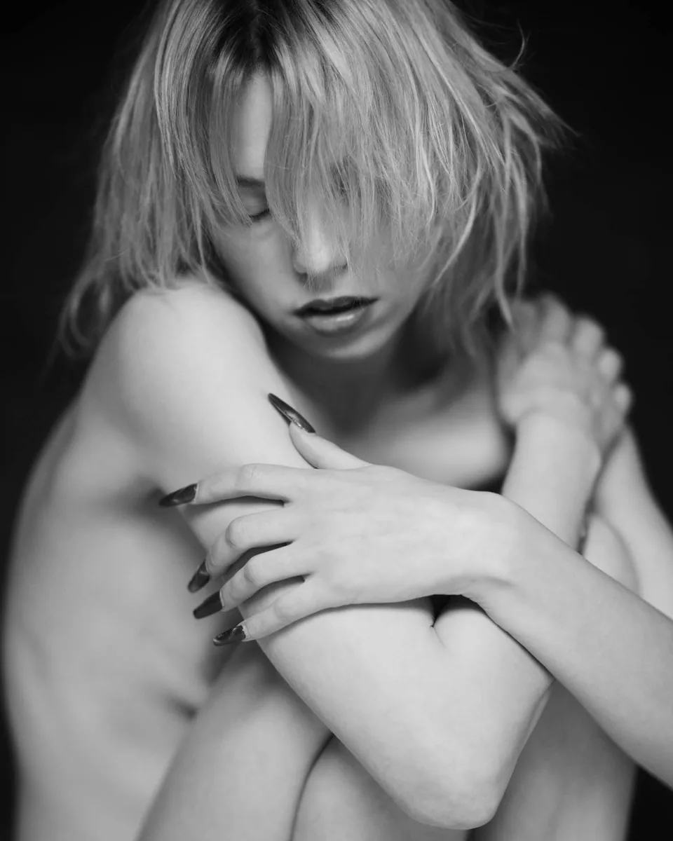Schwarz-Weiß-Portrait einer Frau mit zerzausten Haaren