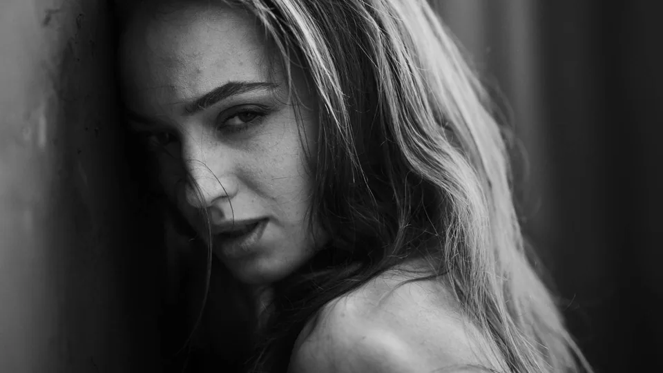 Schwarz-Weiß-Portrait einer Frau mit Blick über die Schulter in Rostock