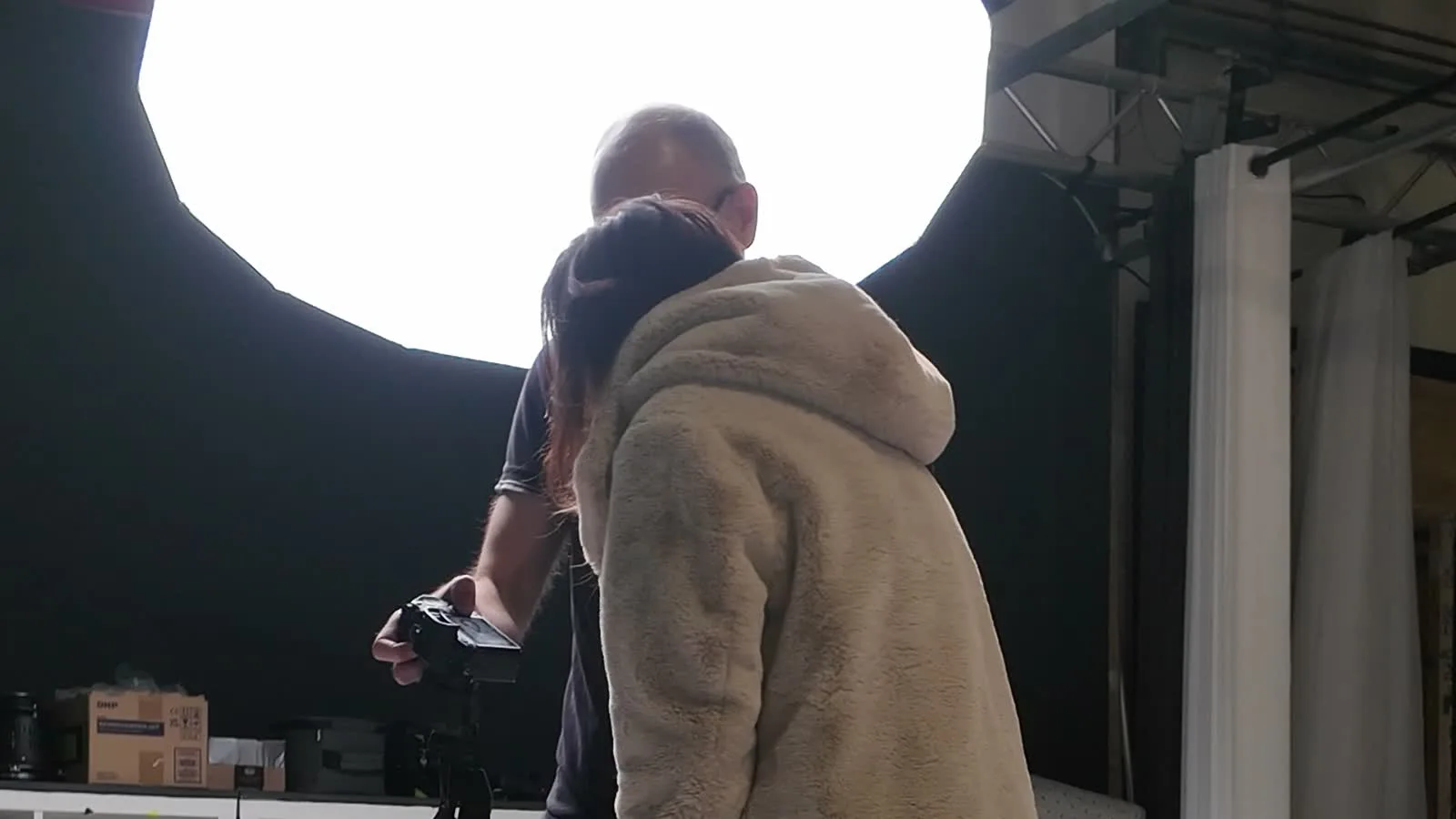 Einblicke in ein Shooting mit Chris: Blick auf das Kameradisplay, Fotografieren und gemeinsames Anschauen der Bilder.
