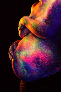 babybauch schwarzlicht bodypainting