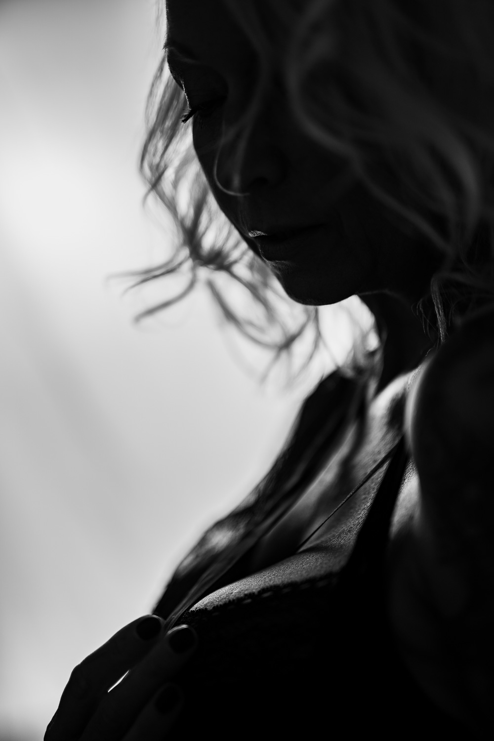 Portraitfoto einer älteren Frau im Gegenlicht.Sie strahlt Selbstbewusstsein und Sinnlichkeit aus.