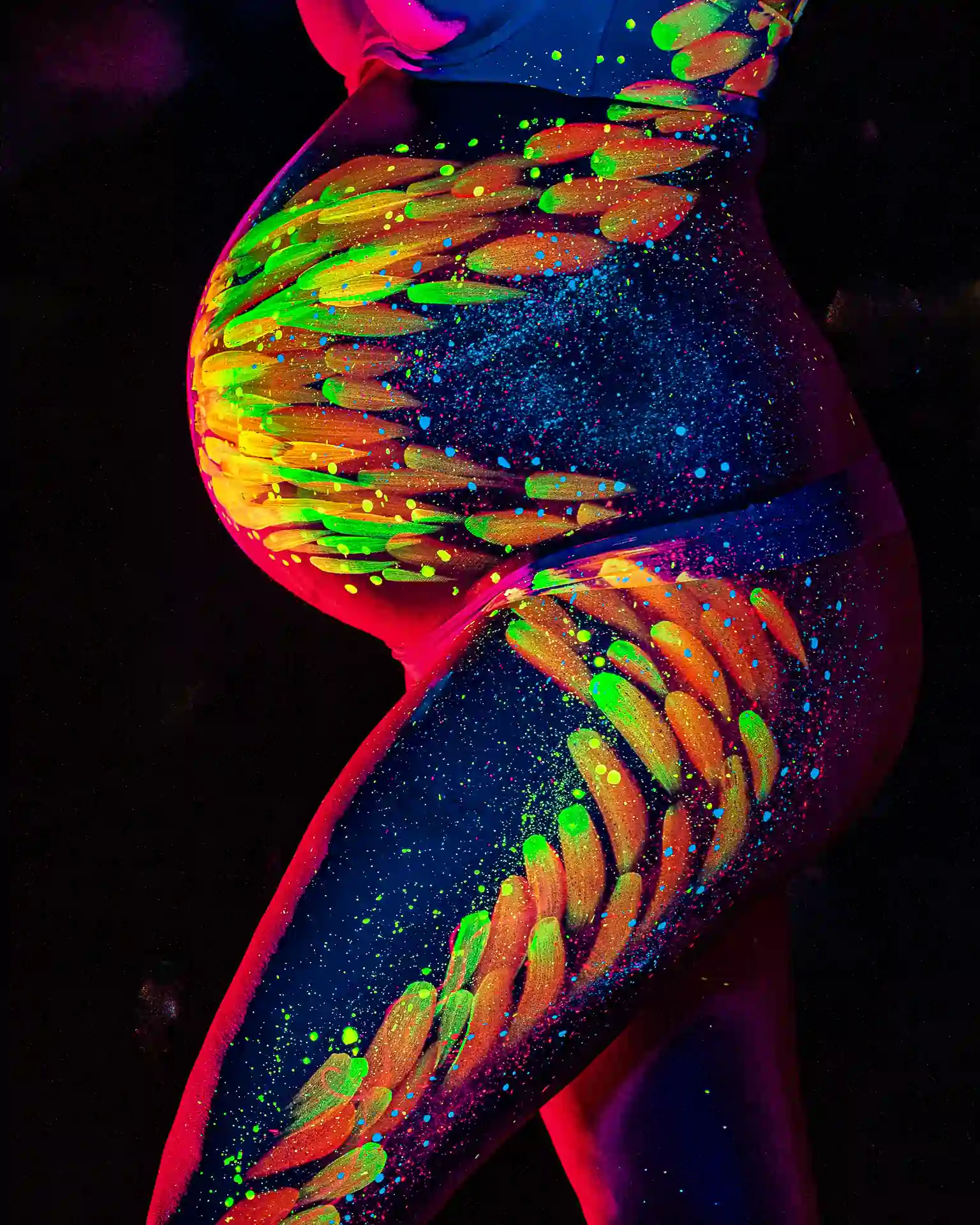 Babybauch Bodypainting im Studio in Rostock mit ruhiger Lichtstimmung
