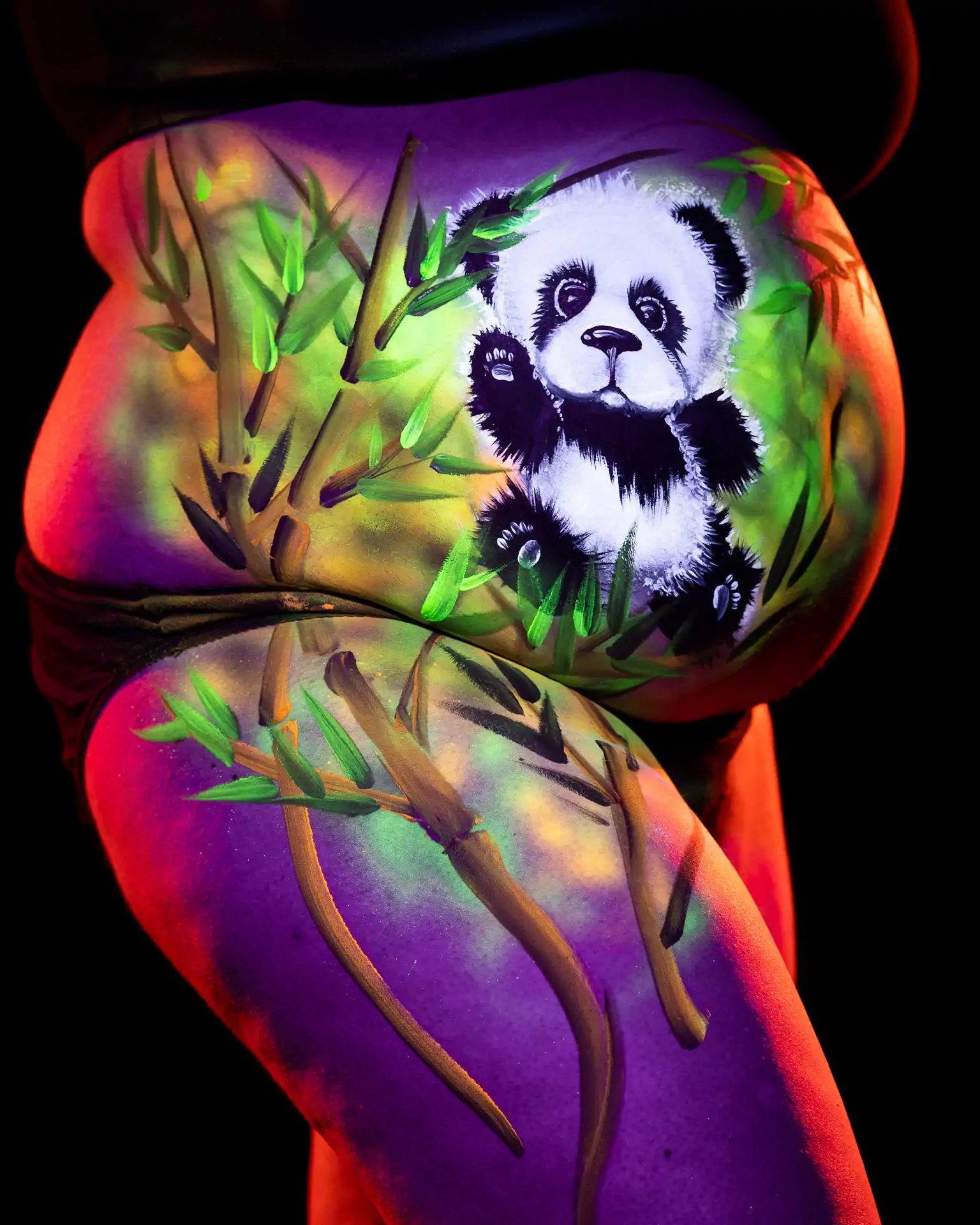 Leuchtendes Bodypainting auf Babybauch mit UV Farben
