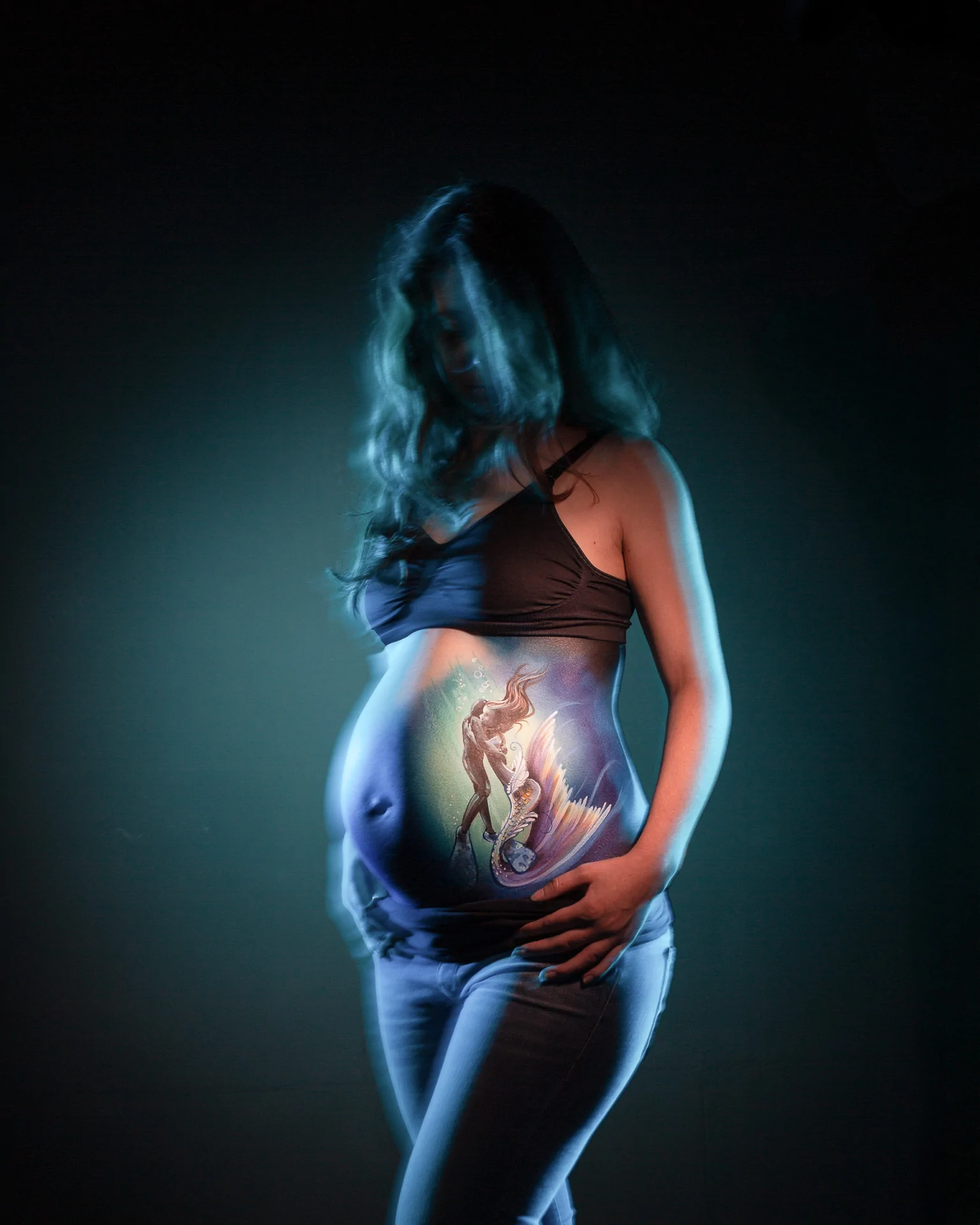 Babybauch Fotografie mit künstlerischem Bodypainting