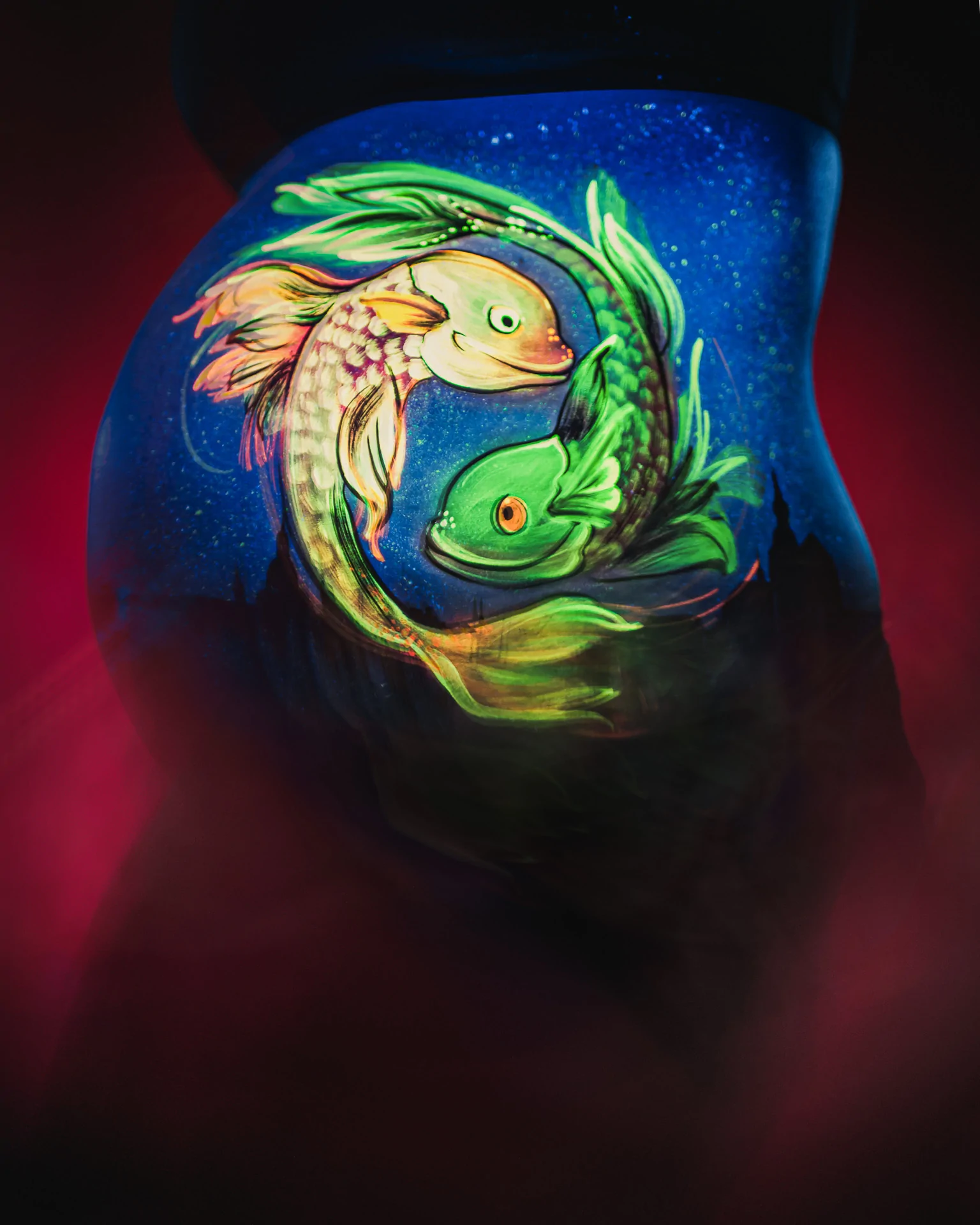 Babybauch Portrait mit Bodypainting im UV Licht