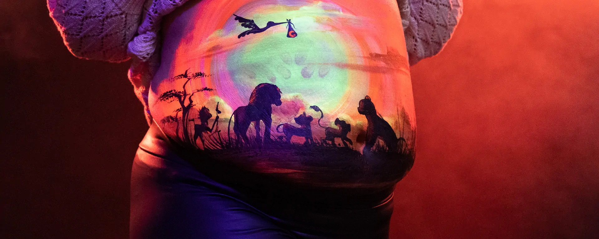 Babybauch Shooting mit Bodypainting eines Disney Motivs