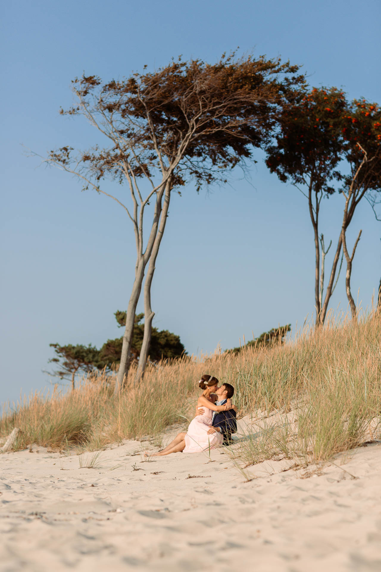 Hochzeitsfotograf Darß – Brautpaar am Weststrand bei Sonnenuntergang