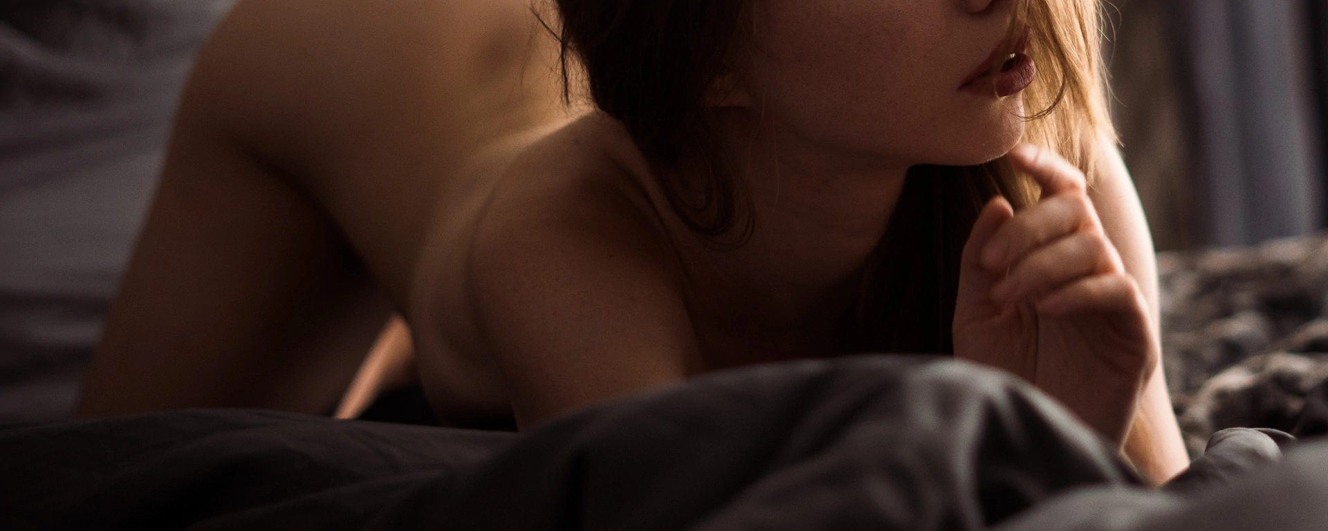 Nahaufnahme vom Mund Aktfoto im Schlafzimmer Set