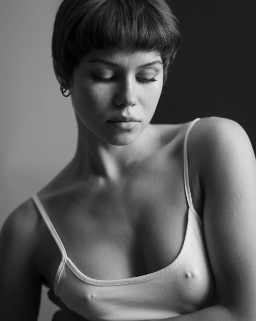 sinnliches Portrait eines boudoir Fotoshooting sinnliches boudoir portrait einer frau mit kurzen schwarzen haaren in Schwarz weiß